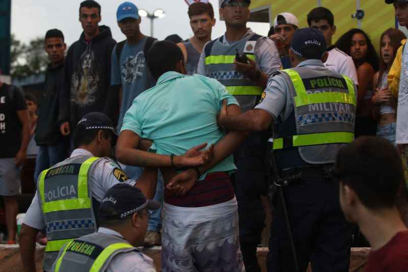 Policiais militares prenderam homem durante evento no Setor Comercial Sul