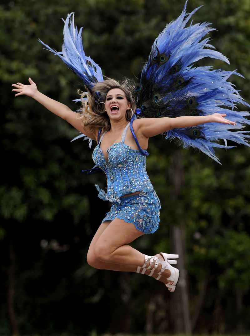 Mulher com roupa de passista