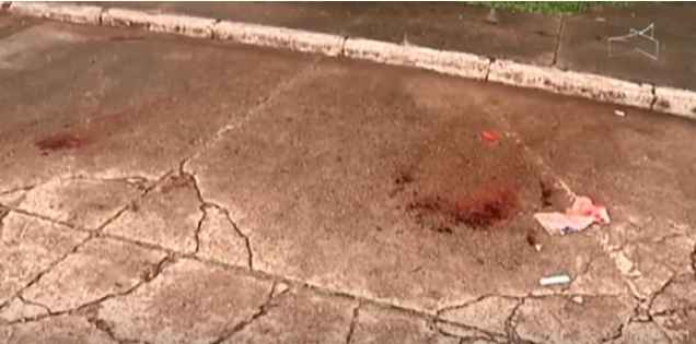 Marcas de sangue ficaram no asfalto do local do crime