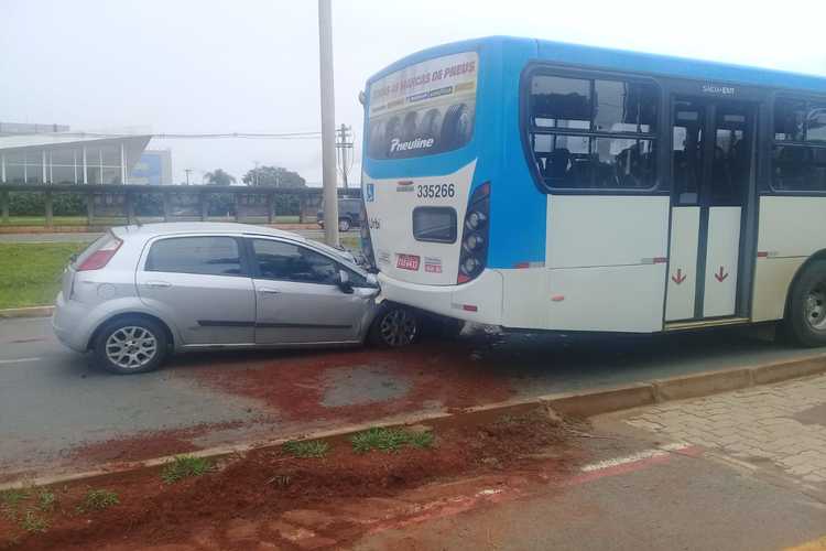 Motorista de 31 anos bateu na traseira de ônibus na EPTG