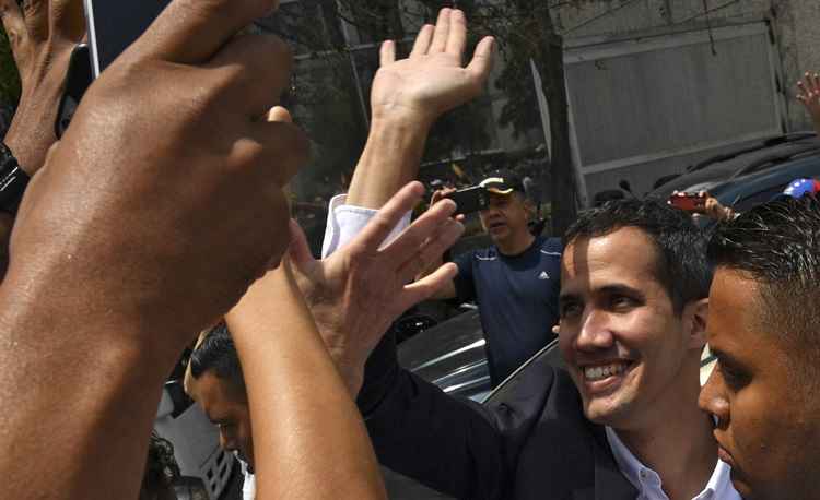 Guaidó chega a Venezuela sob ameaça de prisão