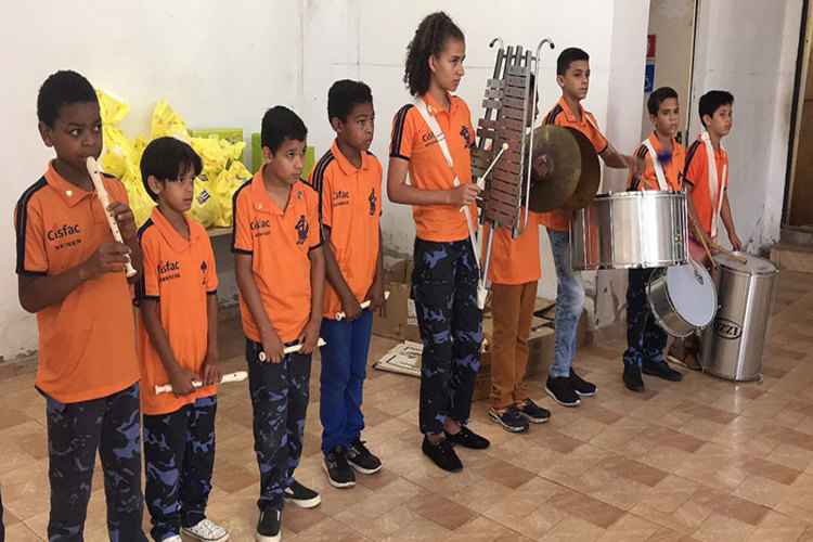 Crianças tocando instrumento na banda marcial do Cisfac