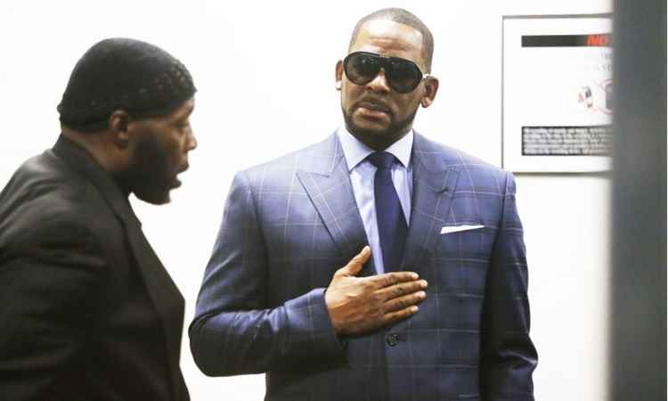 R. Kelly (D) prestou depoimento Ã  JustiÃ§a na Ãºltima quarta-feira