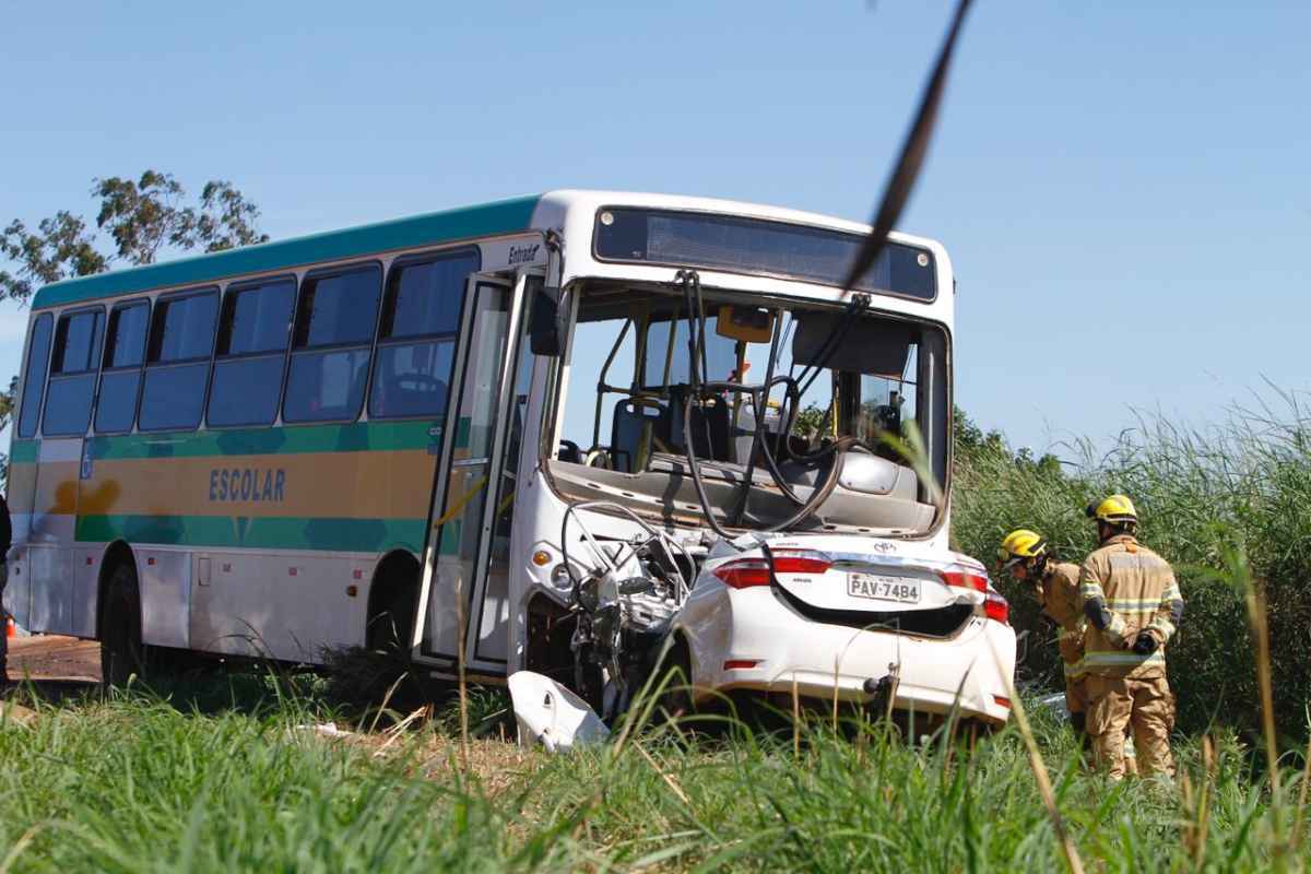 Acidente com ônibus escolar mata 2 pessoas e deixa 16 crianças feridas