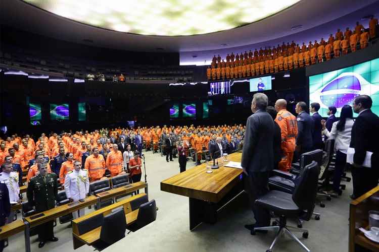 Homenagem às vítimas, aos militares do corpo de bombeiros de Minas Gerais