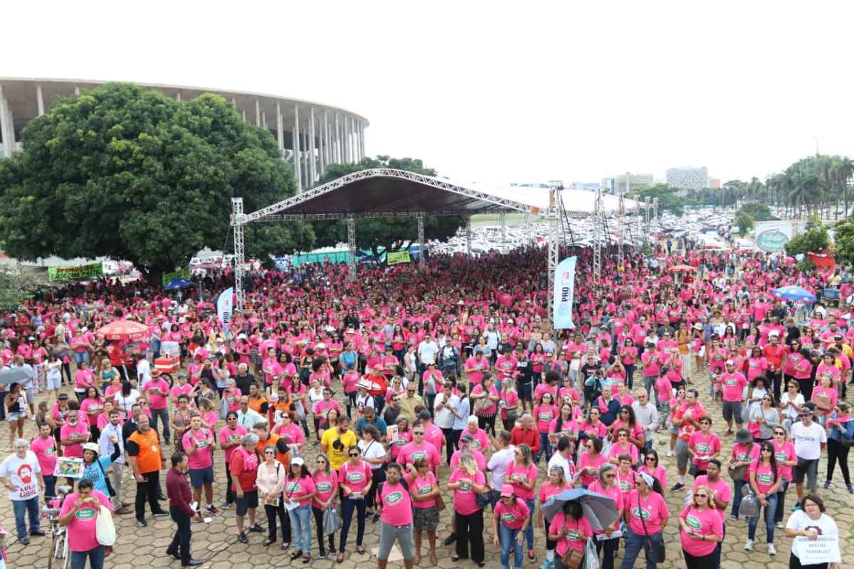 Cerca de 1,5 mil professores se reuniram em assembleia geral hoje de manhã no estacionamento do Mané Garrincha