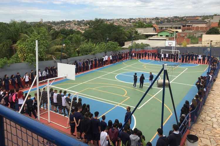 Alunos se reúnem para homenagear e rezar pelas vítimas de Suzano (SP)