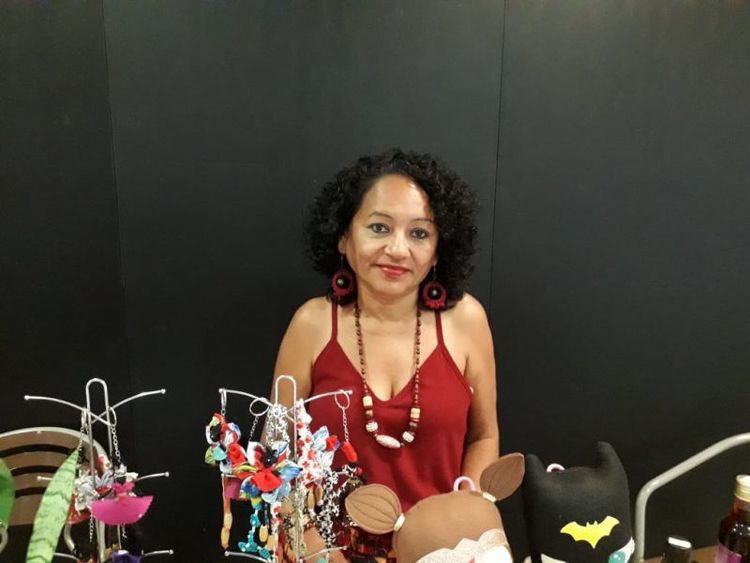 A artesã Marilene Pereira, 50, faz bonecas Abayomi