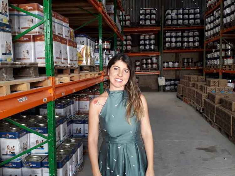 Advogada Aline Oliveira, 35, à frente de fábrica de tintas que vende para o DF e Entorno