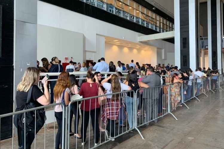 Muitas pessoas na fila da pré-venda presencial da turnê Nossa História