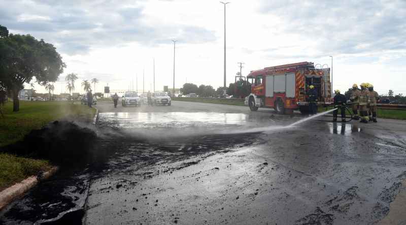 Bombeiros limpam trecho da Estrutural onde grupo de invasores colocou fogo em objetos e bloqueou a via