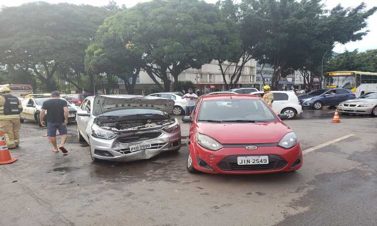 Os dois carros colidiram em frente ao semáforo próximo ao shopping Pátio Brasil