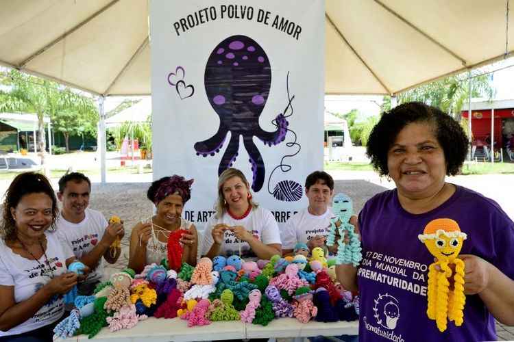 Desde 2013, Márcia Elizabeth da Silva (D), 58, passou a produzis os bichinhos