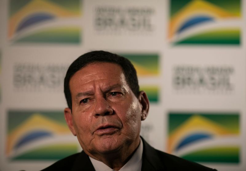 Mourão assumiu interinamente a Presidência após viagem de Jair Bolsonaro ao Chile, no início da tarde desta quinta