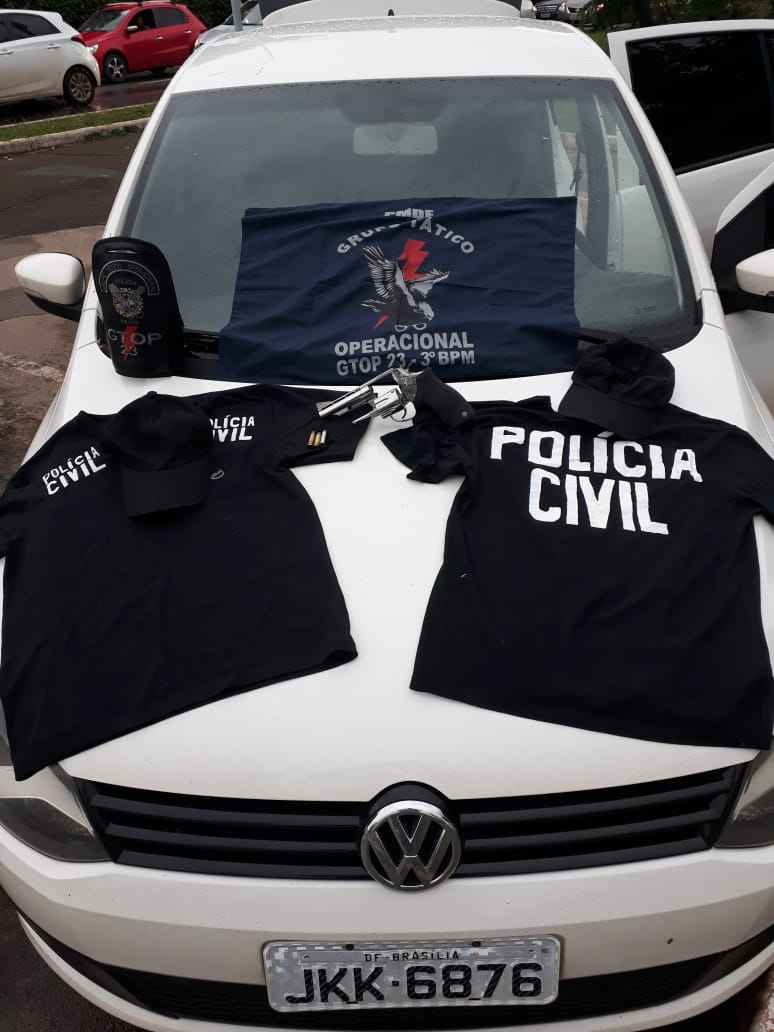 Além do veículo clonado, a polícia apreendeu roupas semelhantes às utilizadas pela Polícia Civil do DF