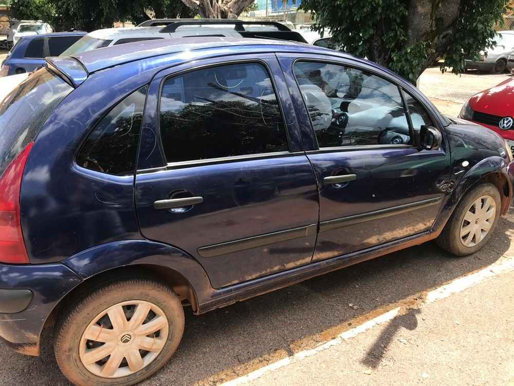 Carro da família da vítima ficou danificado após ser atingido por pedra de quase três quilos