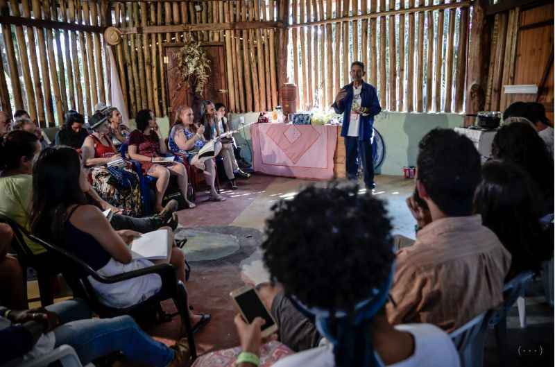 As atividades englobam oficina de remédio caseiro, roda de prosa com parteira, benzimentos e saída a campo para explorar as plantas medicinais do cerrado