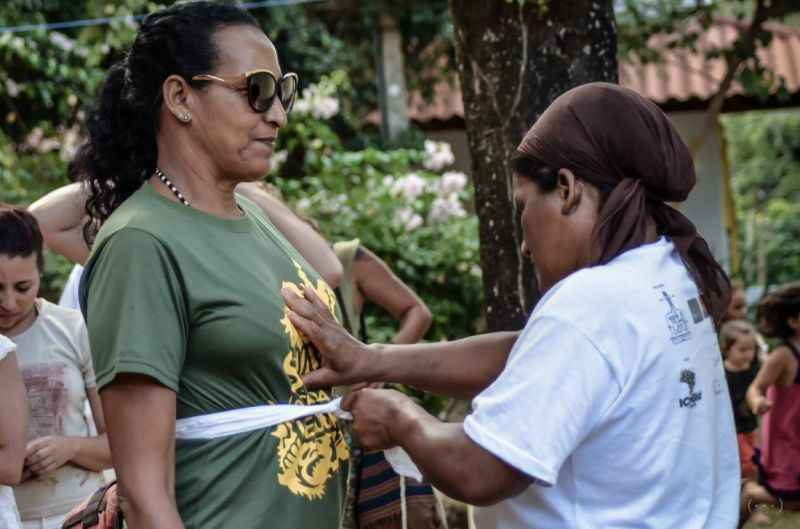 Mulher participa de atividade na Chapada dos Veadeiros