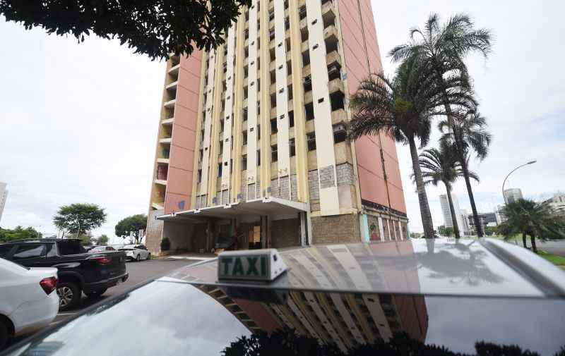 Taxistas que trabalham próximo ao Torre Palace Hotel temem a nova ocupação ilegal do esqueleto