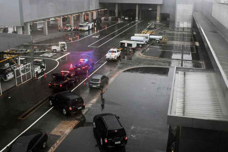 Temer foi levado ao aeroporto de Guarulhos, de onde embarcou para o Rio, sob forte esquema de segurança