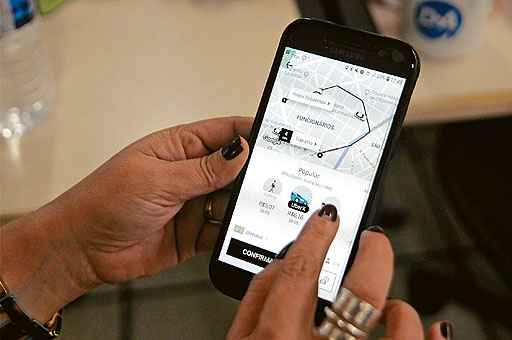 Celular com aplicativo da Uber