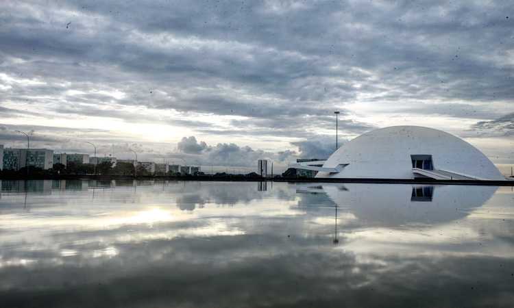 O dia amanheceu com o céu mais fechado e neblina em alguns pontos do DF. A chuva chega no fim da tarde