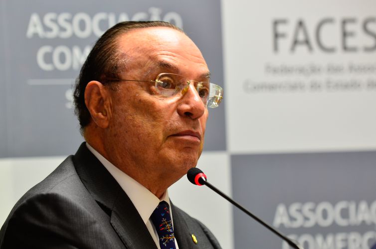 Paulo Maluf foi internado com 'pneumonia leve'