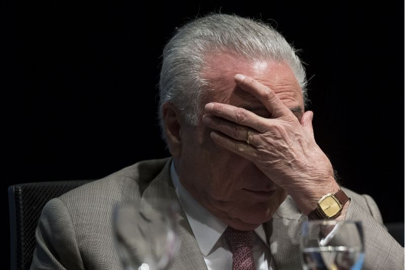 Michel Temer com a mão no rosto