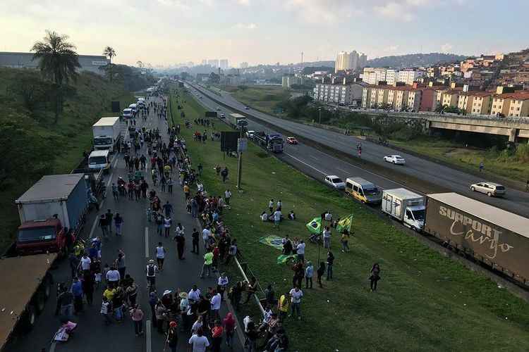 foto da paralisação dos caminhoneiros no brasil