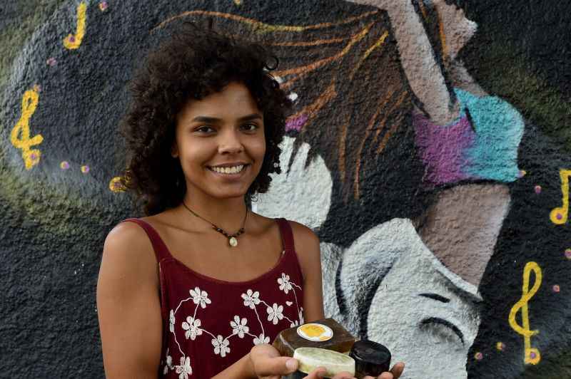 Gabriella Silva Mendes, dona da Afrogaia, faz cosméticos, como sabonetes e cremes, naturais