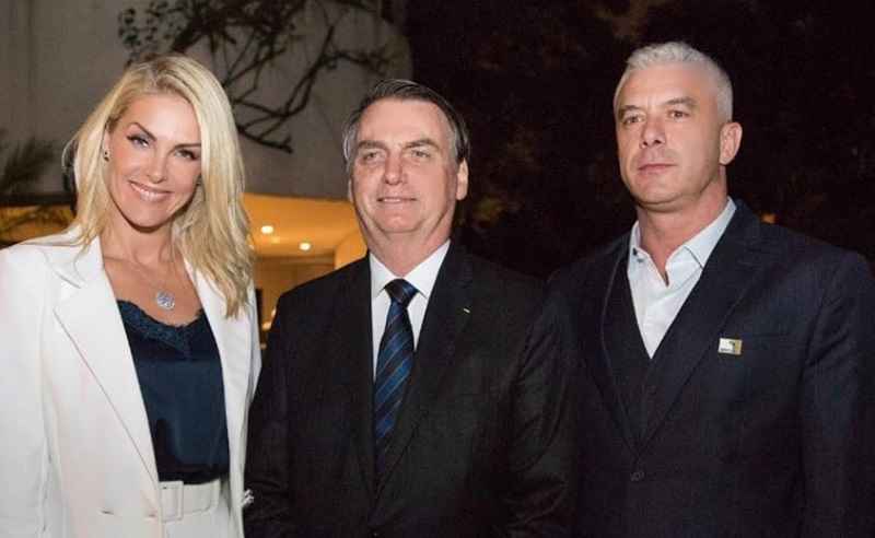 A apresentadora postou uma foto com o presidente Jair Bolsonaro e foi criticada por seguidores