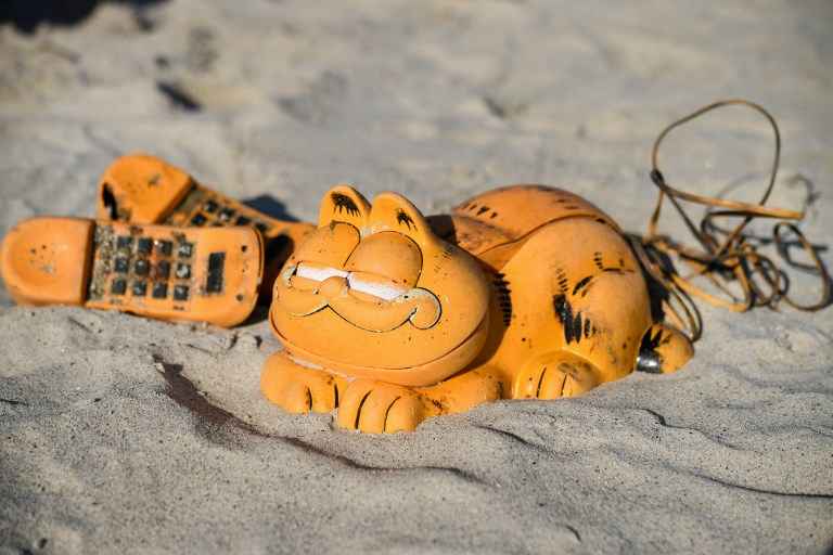 Por mais de 30 anos, pedaços de telefones em forma do gato Garfield apareceram nas praias da Bretanha