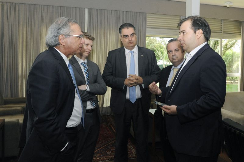 Ministro Paulo Guedes com o Deputado Rodrigo Maia durante um almoço na casa do Presidente da Câmara