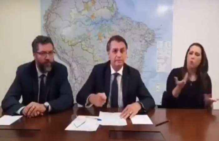 Em live no Facebook, Bolsonaro afirmou que mandou demitir Teté Bezerra da presidência da Embratur por conta dos valores do patrocínio em jantar