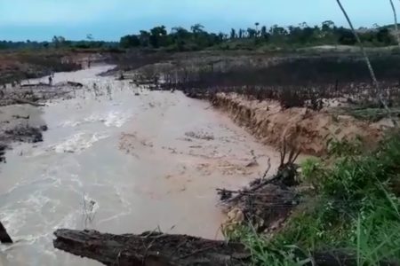 Local atingido é destinado às atividades de pesca e de mineração e ainda não é possível identificar qual tipo de barragem foi atingida. A Policia Ambiental informou que não há vítimas