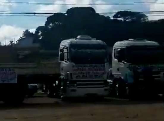 Caminhões na Linha Verde, em Curitiba