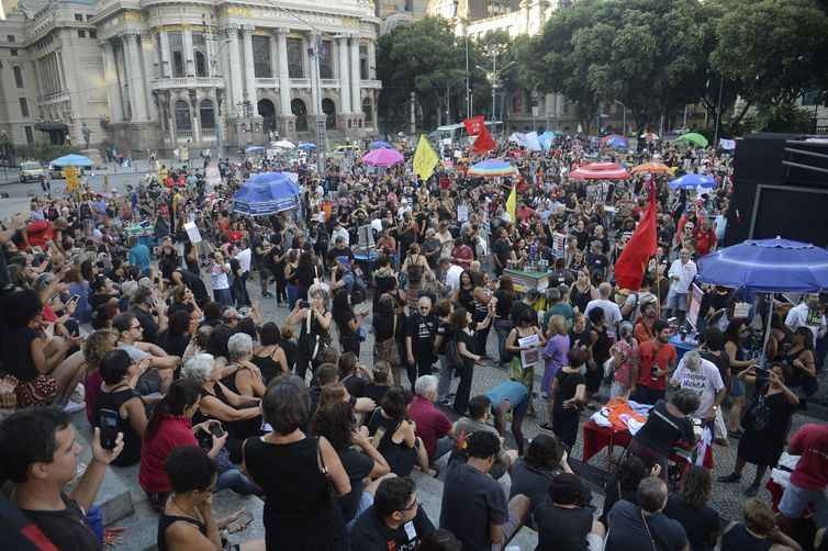 Manifestantes fazem ato contra o regime militar de 1964, na Cinelândia, no centro do Rio de Janeiro