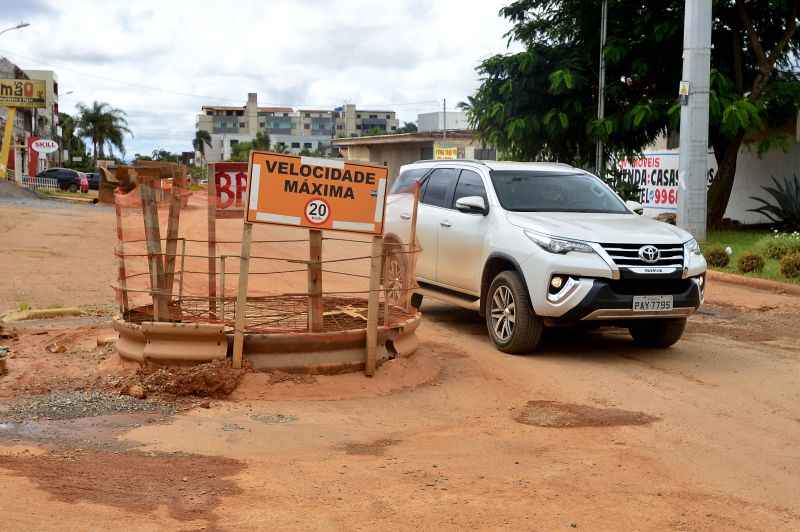 Trabalhos de construção interrompidos têm gerado mais transtornos no asfalto, que cede com a passagem de água e buracos que fazem os carros atolarem. Obras foram suspensas por impasse no contrato com empresas