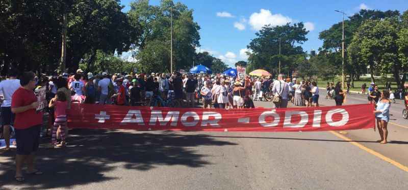 Manifestação contra a ditadura militar em Brasília, no Eixão, com faixa de 