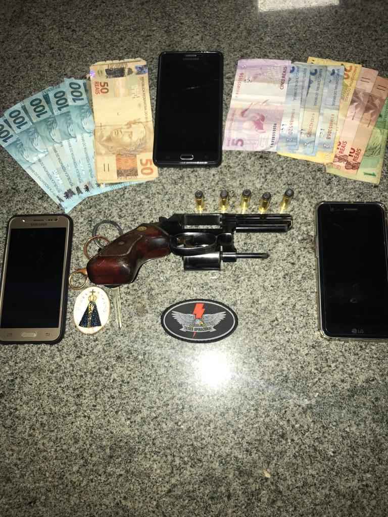 Os agentes chegaram até os suspeitos durante um patrulhamento na região