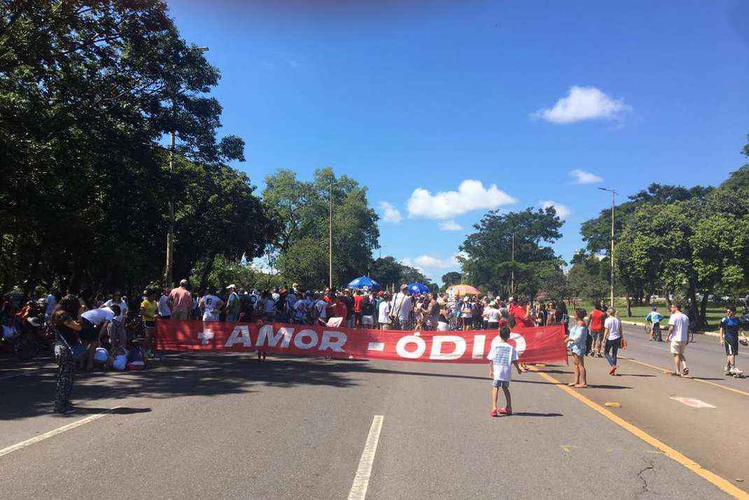 No domingo, cerca de 200 pessoas fizeram manifestação contra a ditadura no Eixão