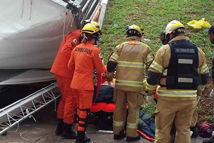 Vento vira tenda e funcionários que estavam em cima dela são arremessados