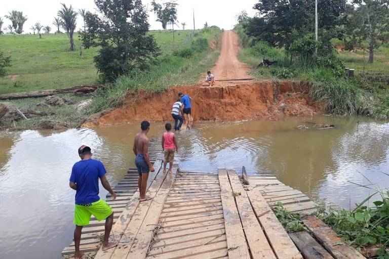 Mais de sete pontes foram destruídas pelos detritos da barragem