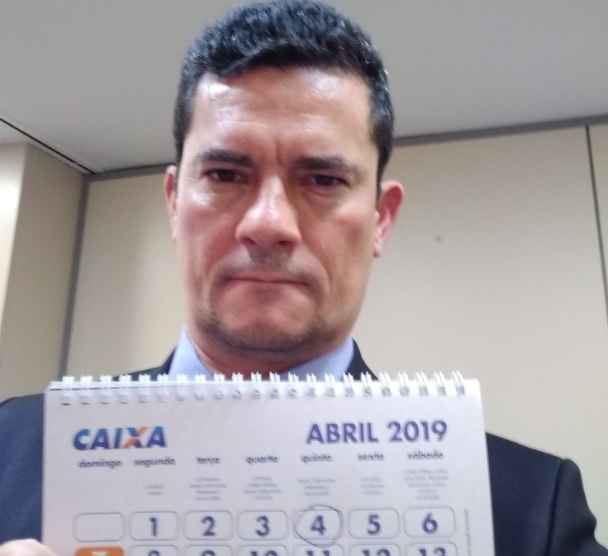 Moro publica foto de si mesmo para provar veracidade de perfil no Twitter