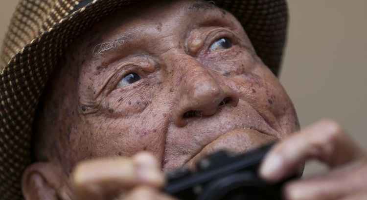 Baptista captou a famosa foto de Juscelino Kubitschek em que acenava com uma cartola para o povo na inauguração de Brasília, em 21 de abril de 1960