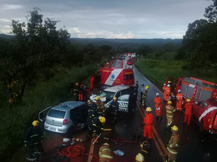 Mais de 20 militares participaram do resgate de dois PMs e de uma criança: acidente resultou em dois óbitos