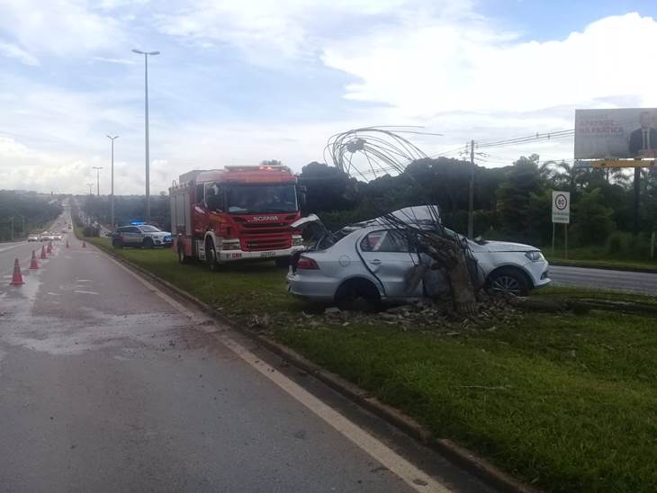 Uma pessoa ficou ferida com a colisão de um carro contra poste