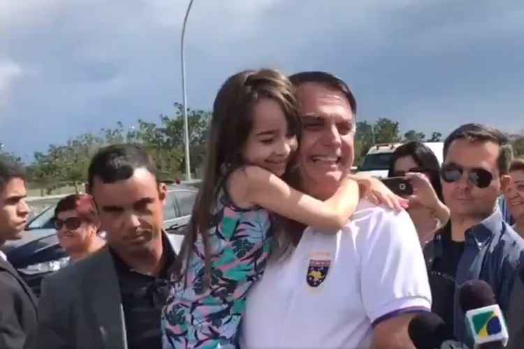 foto de Jair Bolsonaro sendo recebido por simpatizantes do governo após queda em popularidade registrada pelo DataFolha