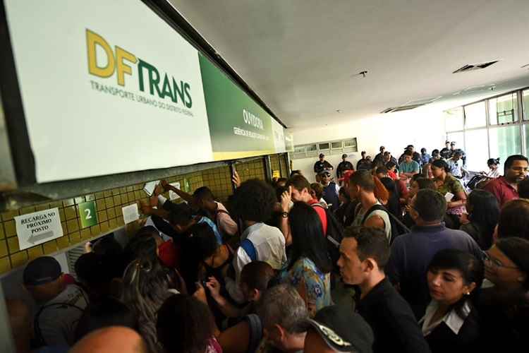 A central de atendimento do DFTrans da Rodoviária do Plano Piloto permaneceu lotada durante toda a manhã por passageiros em busca de solução