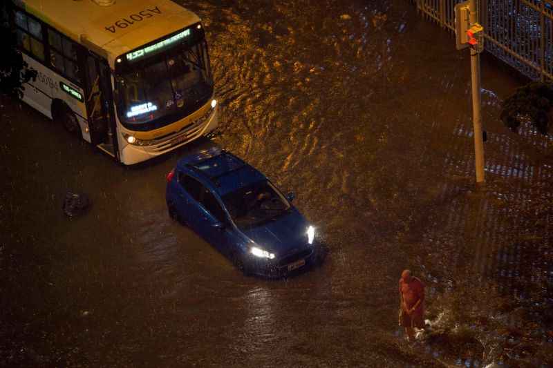 Prefeito do Rio diz que falta 'histórica' de investimento contra os danos da chuva colabora para estragos